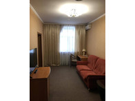 Полулюкс №404 двухместный c широкой кроватью. Две комнаты.